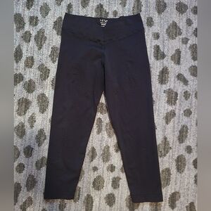 NUX Black Midcalf Athletic Leggings sz M